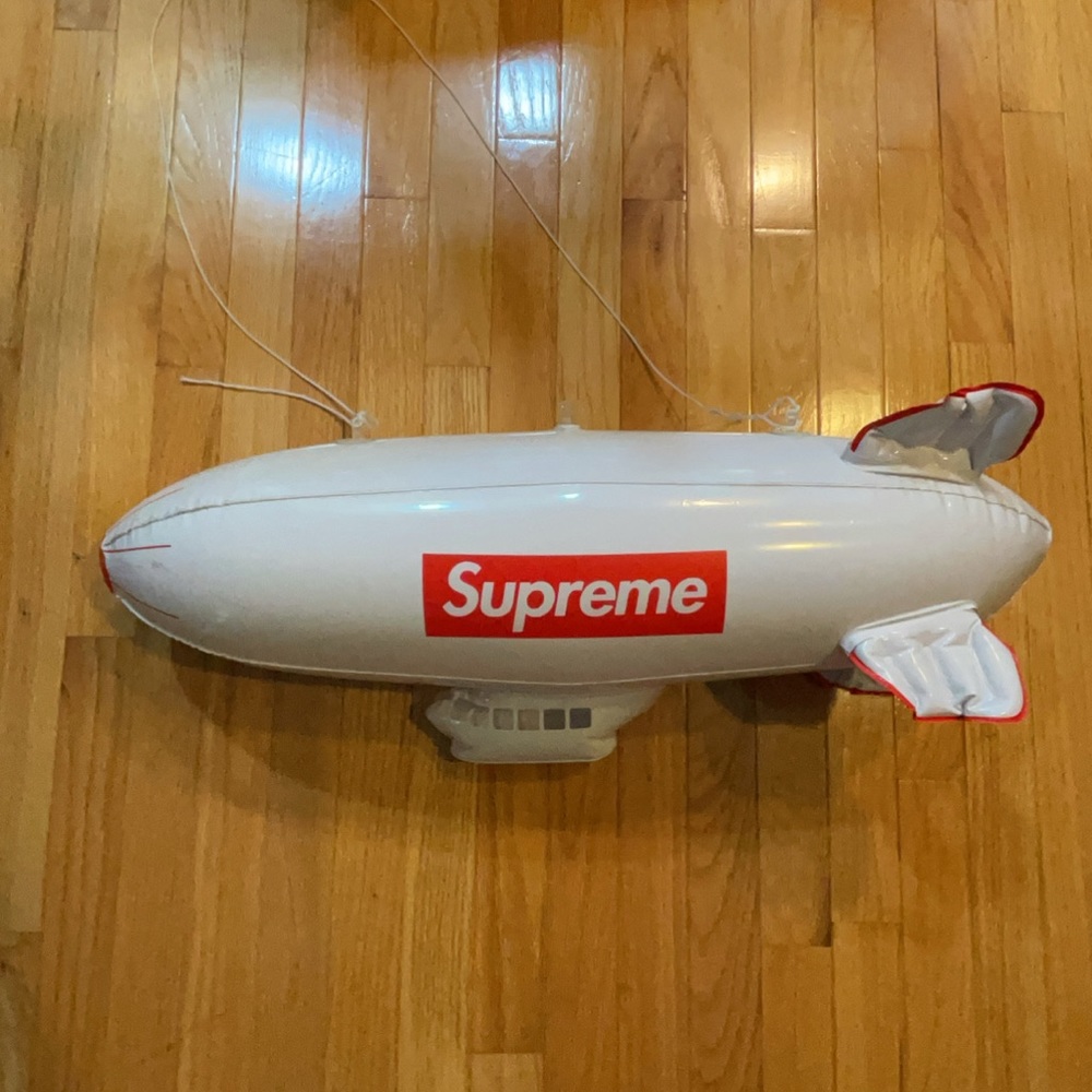Supreme Blimp - Picture 2 of 3